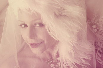 Картинка музыка тина+кароль певица блондинка взгляд фата улыбка вуаль перья тина кароль