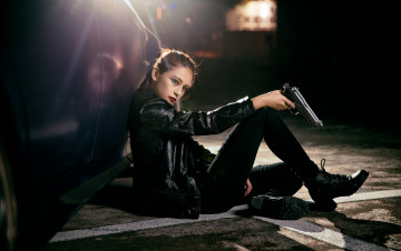 Картинка девушки -unsort+ девушки+с+оружием лицо взгляд