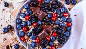 Картинка еда мюсли +хлопья шоколад черника ежевика