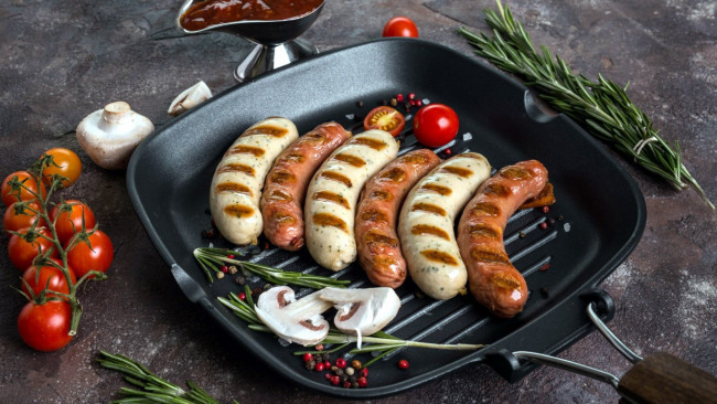 Обои картинки фото еда, колбасные изделия, розмарин, колбаски, помидоры, грибы, томаты