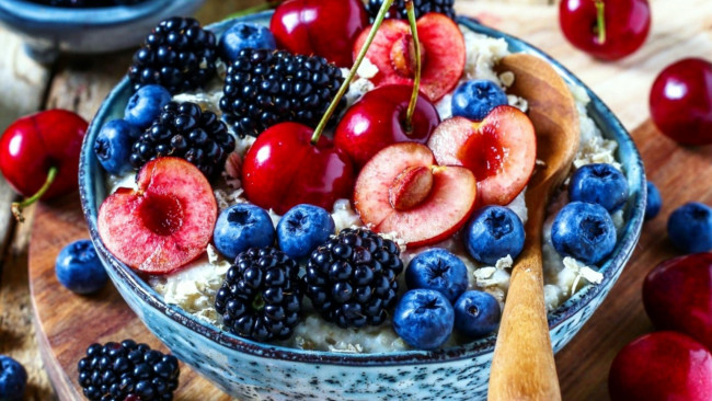 Обои картинки фото еда, мюсли,  хлопья, черешня, черника, ежевика