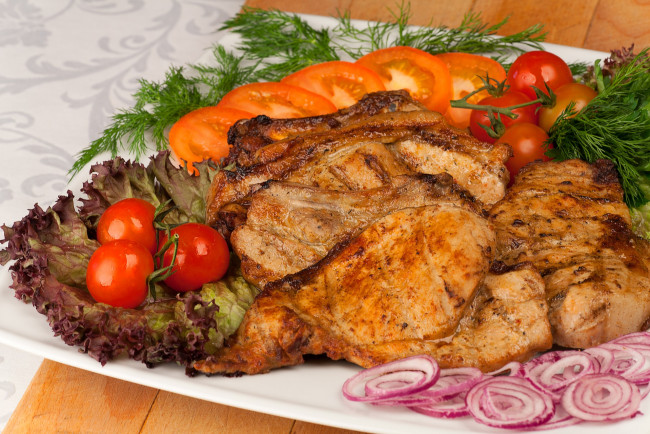 Обои картинки фото еда, мясные блюда, помидоры, зелень, лук, томаты, шашлык