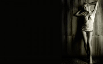 Картинка девушки -unsort+ черно-белые+обои блондинка стена шорты топ