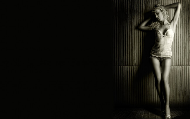 Обои картинки фото девушки, -unsort , черно-белые обои, блондинка, стена, шорты, топ