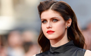 Картинка alexandra+daddario девушки alexandra daddario девушка актриса брюнетка поза взгляд красотка стройная сексуальная портрет лицо причёска макияж
