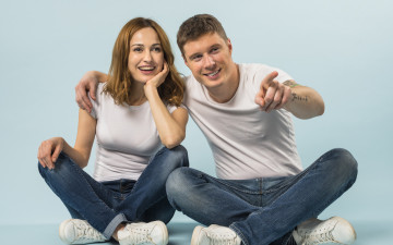 Картинка разное мужчина+женщина девушка парень разговор улыбки футболки джинсы