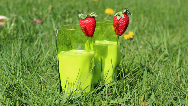 Обои картинки фото еда, масло,  молочные продукты, молоко, клубника