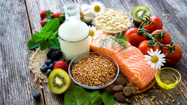 Обои картинки фото еда, разное, гречка, форель, помидоры, молоко