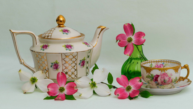 Обои картинки фото разное, посуда,  столовые приборы,  кухонная утварь, чайник, кизил, чашка, блюдце