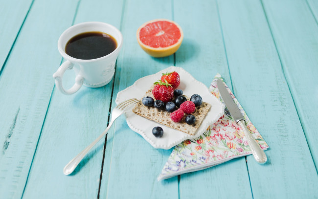 Обои картинки фото еда, разное, кофе, хлебец, грейпфрут, ягоды