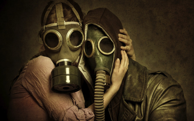 Обои картинки фото разное, мужчина женщина, женщина, мужчина, объятия, противогазы