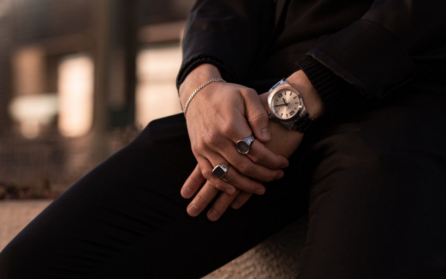 Обои картинки фото разное, руки,  ноги, браслет, часы, кольца