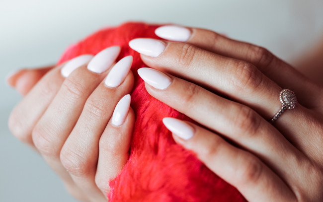 Обои картинки фото разное, руки,  ноги, маникюр, кольцо, моток