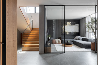 Картинка интерьер гостиная лестница картина диван столик окно