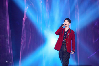 Картинка мужчины xiao+zhan пиджак цепочка микрофон свет