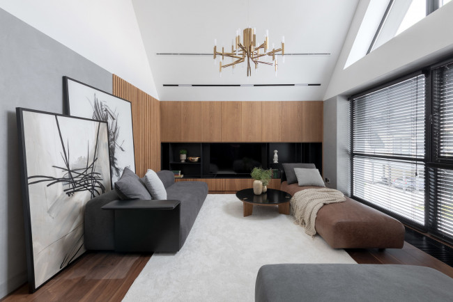 Обои картинки фото интерьер, гостиная, картины, диваны, столик, полки, жалюзи