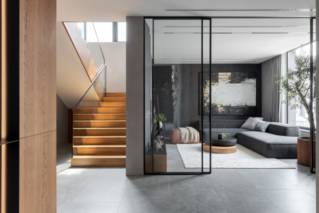 Обои картинки фото интерьер, гостиная, лестница, картина, диван, столик, окно