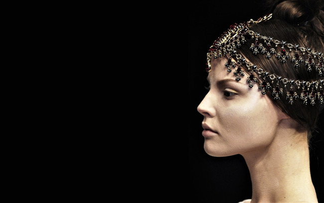 Обои картинки фото девушки, - лица,  портреты, шатенка, лицо, украшения