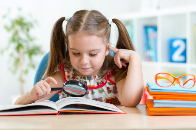 Обои картинки фото разное, люди, девочка, лупа, книги, очки