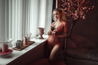 Картинка бестия девушки -+блондинки +светловолосые девушка женщина блондинка светловолосая сексуальная модель звезда позирует разная обувь верхняя стильная одежда нижнее эротическое бельё трусы лифчик колготки чулки аксессуары макияж и множество элементов на фотографии