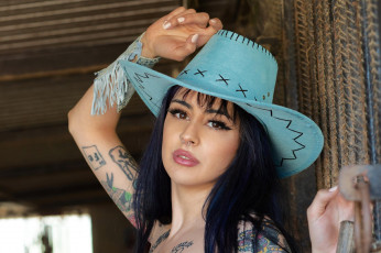 Картинка девушки -+лица +портреты брюнетка шляпа тату пирсинг