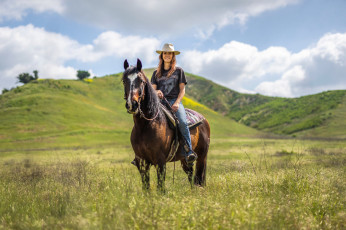 Картинка девушки -+рыжеволосые+и+разноцветные всадница