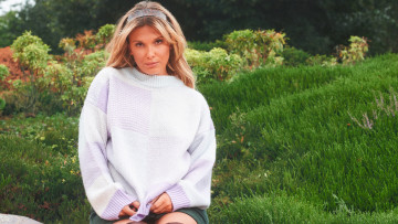 Картинка девушки millie+bobby+brown блондинка ободок свитер поляна