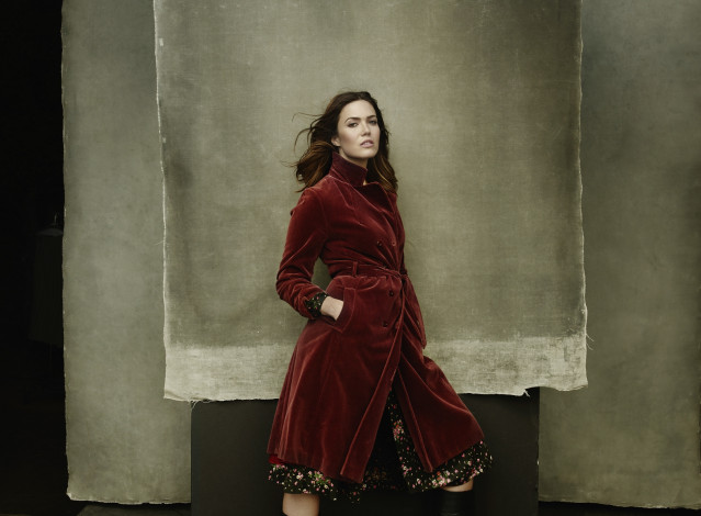 Обои картинки фото девушки, mandy moore, шатенка, пальто, холсты