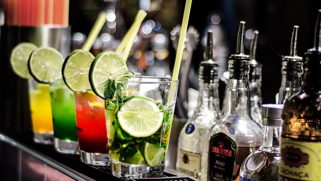 Обои картинки фото еда, напитки,  коктейль, бутылки, стаканы, коктейли, лайм