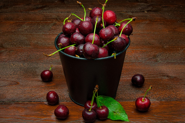 Обои картинки фото еда, вишня,  черешня, ведерко, вишни, ягоды, капли