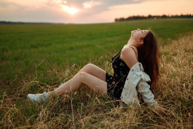 Обои картинки фото бестия, девушки, - брюнетки,  шатенки, девушка, женщина, брюнетка, темноволосая, сексуальная, модель, звезда, позирует, разная, обувь, верхняя, стильная, одежда, нижнее, эротическое, бельё, трусы, лифчик, колготки, чулки, аксессуары, макияж, и, множество, элементов, на, фотографии