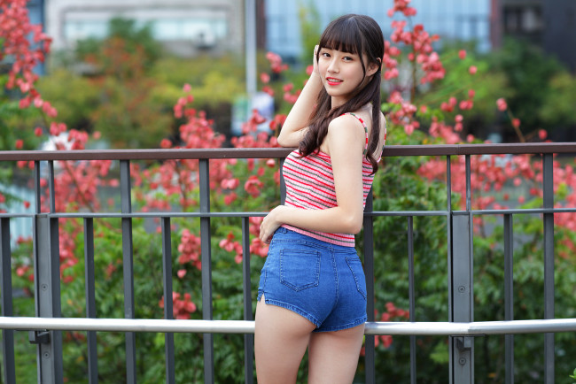 Обои картинки фото девушки, - азиатки, топ, шорты, ограда, цветы