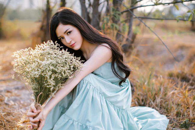 Обои картинки фото девушки, - брюнетки,  шатенки, брюнетка, поза, букет, платье