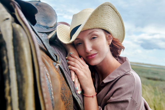 Обои картинки фото девушки, - рыжеволосые и разноцветные, шляпа, улыбка