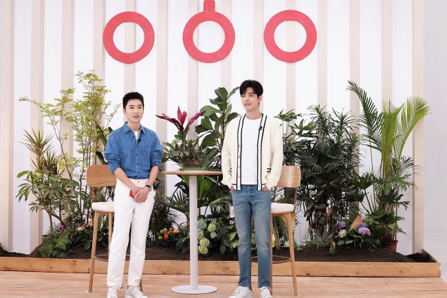 Обои картинки фото разное, знаменитости, сяо, чжань, парни, цветы