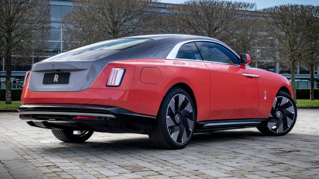 Обои картинки фото rolls-royce spectre escapism 2024, автомобили, rolls-royce, rolls, royce, spectre, escapism, рoллс, рoйс, премиум, класс, вид, cзади