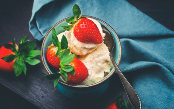 обоя еда, мороженое,  десерты, лакомство, ягоды, клубника
