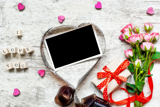 Обои картинки фото праздничные, день святого валентина,  сердечки,  любовь, сердечки, кубики, пленка, фотографии, розы, подарок, ленты