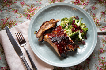 Картинка еда мясные блюда вилка нож брокколи мясо