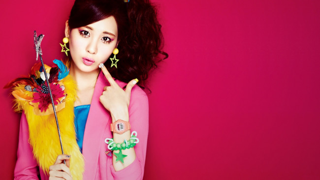 Обои картинки фото -Unsort Азиатки, девушки, unsort, азиатки, яркая, перья, палочка, браслет, часы, азиатка