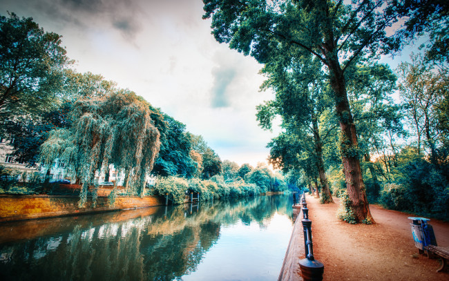 Обои картинки фото города, улицы, площади, набережные, канал, ограждение, скамья, урна, деревья