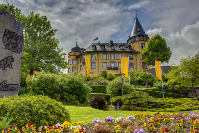 Обои картинки фото германия, майен, города, здания, дома, парк, цветы, здание