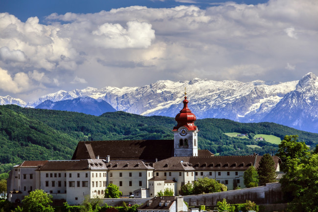 Обои картинки фото города, католические, соборы, костелы, аббатства, купол, горы