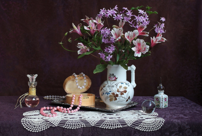 Обои картинки фото цветы, букеты, композиции, альстромерия, бусы, духи