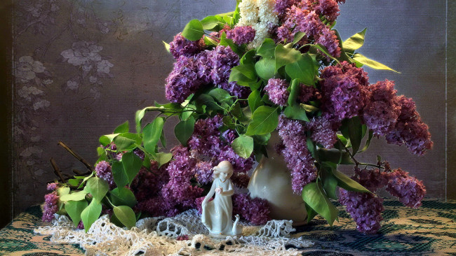 Обои картинки фото цветы, сирень, салфетка, букет, ваза, статуэтка