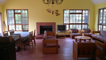 Картинка интерьер гостиная стулья стол кресла телевизор камин окна