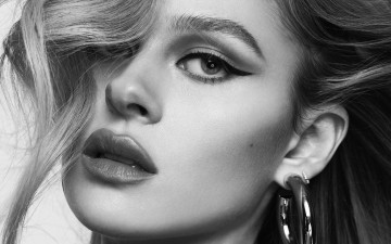 Картинка девушки nicola+peltz монохром портрет