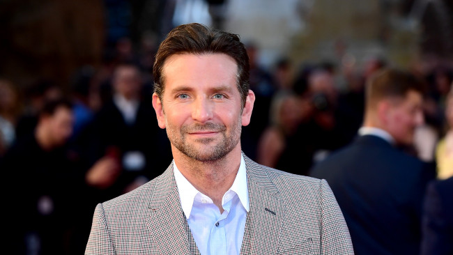 Обои картинки фото мужчины, bradley cooper, актер, люди, костюм, улыбка, щетина