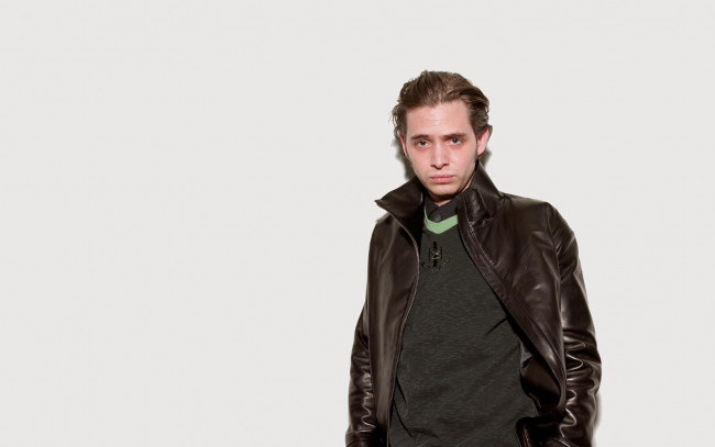 Обои картинки фото мужчины, aaron stanford, актер, куртка, свитер