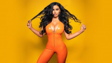 Картинка девушки abigail+ratchford комбинезон декольте